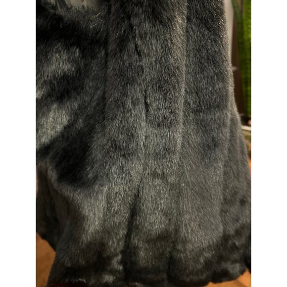 Banana Republic Faux Fur vest in steel gray size large - Picture 9 of 12